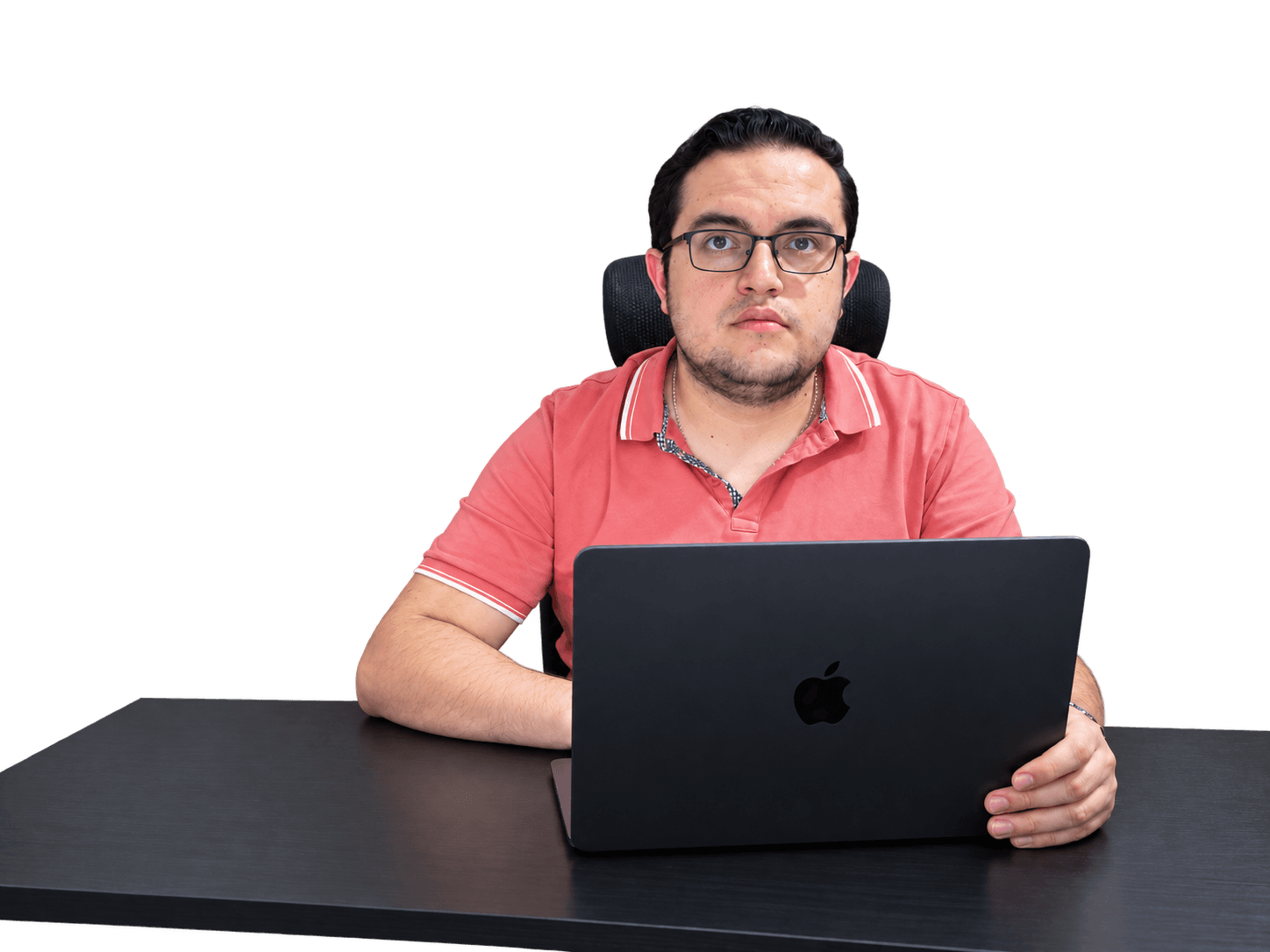 Jorge Madera trabajando frente a su MacBook